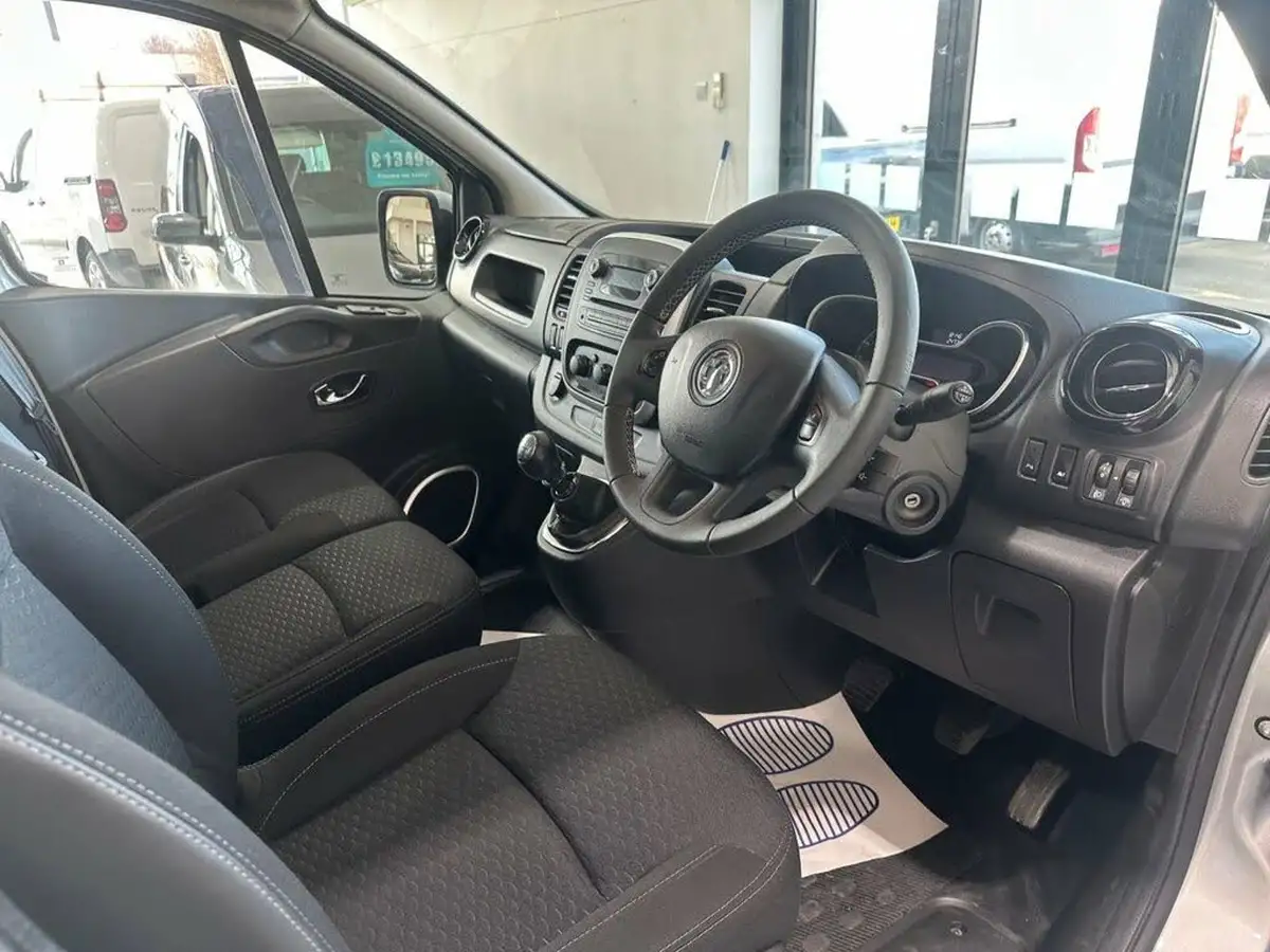 2015-vauxhall-vivaro-16cdti-sportive-2700-ecoflex-l1h1-120ps-big-23