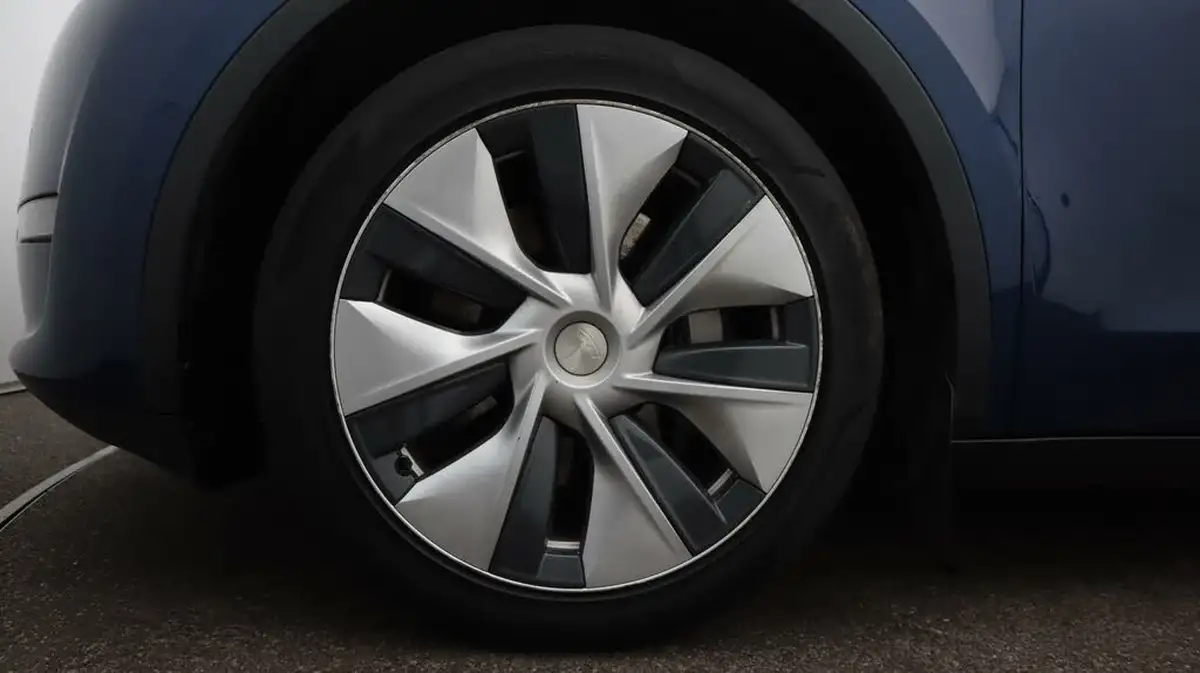 2022-tesla-model-y-e-long-range-big-18