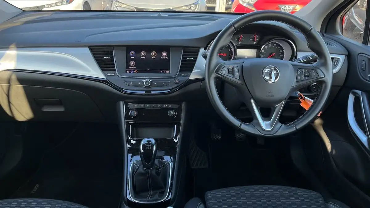 2019-vauxhall-astra-12-turbo-sri-145ps-big-4