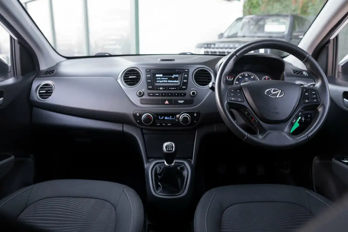2017-hyundai-i10-12-premium-big-11