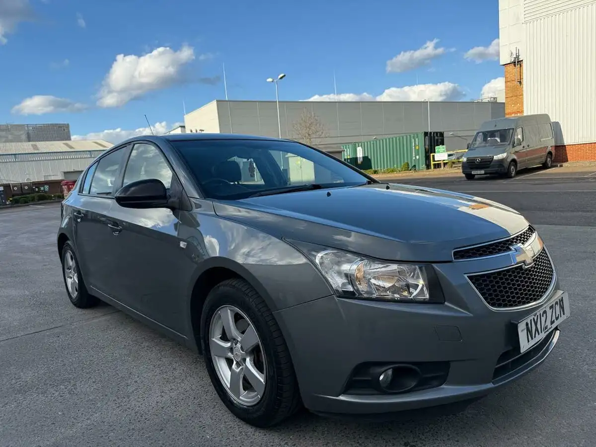 2012-chevrolet-cruze-16-lt-hatchback-auto-big-16