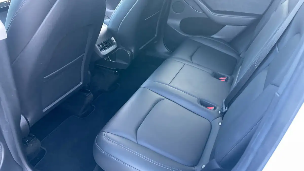 2022-tesla-model-y-e-long-range-big-14