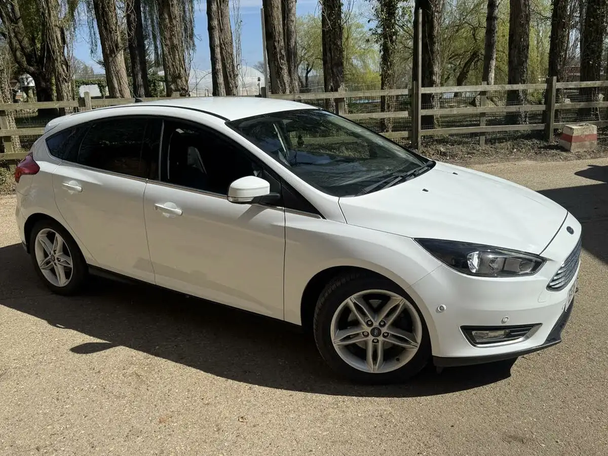 2016-ford-focus-15t-titanium-hatchback-big-11