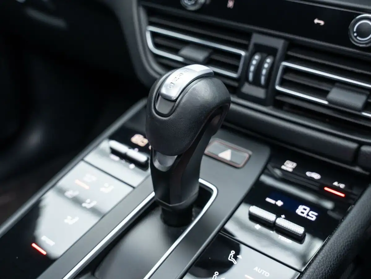 2023-porsche-macan-20-big-12