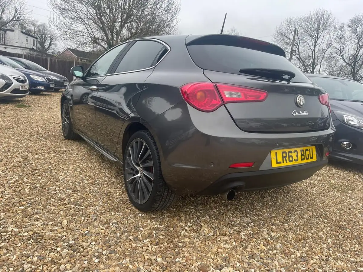 2013-alfa-romeo-giulietta-14-sportiva-big-21