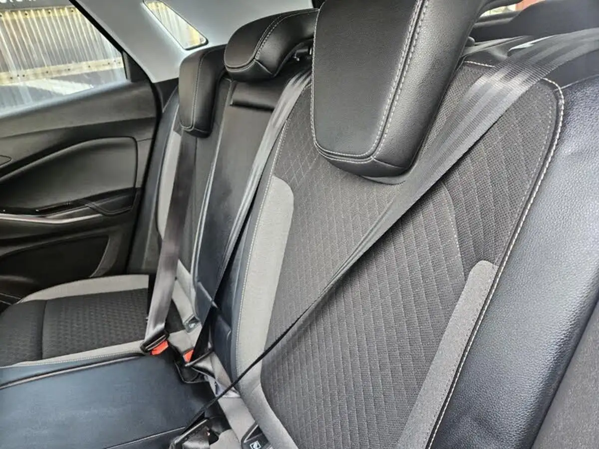 2019-vauxhall-grandland-x-12-sri-nav-big-16
