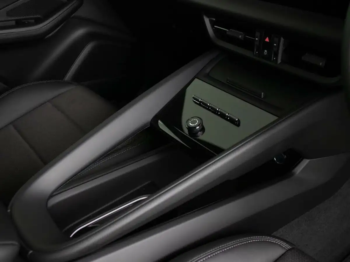 2025-porsche-macan-e-electric-big-35