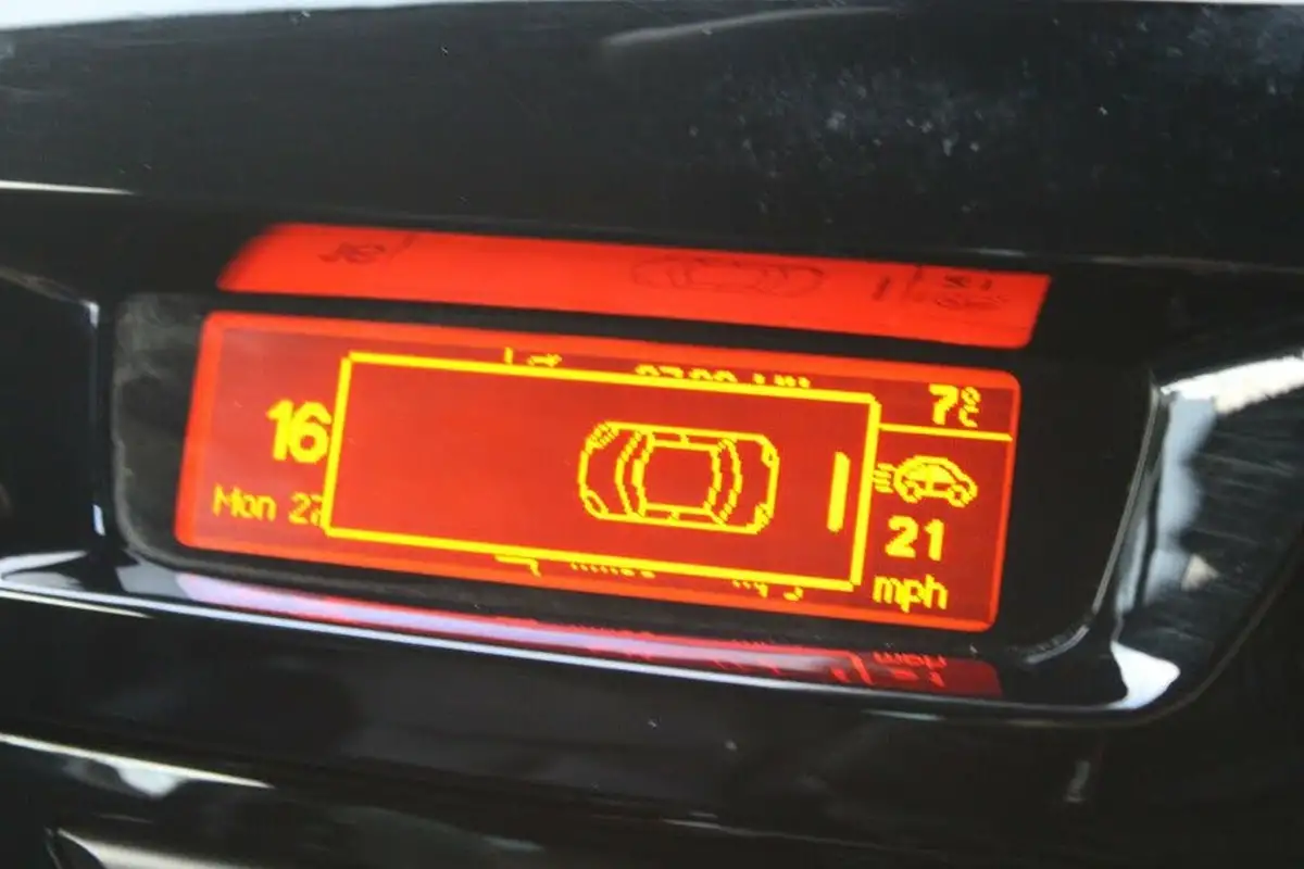 2014-citroen-ds3-16bluehdi-dsport-plus-big-35
