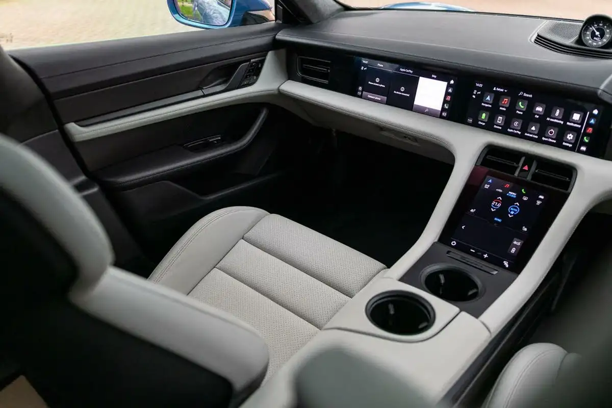 2021-porsche-taycan-e-turbo-s-big-35