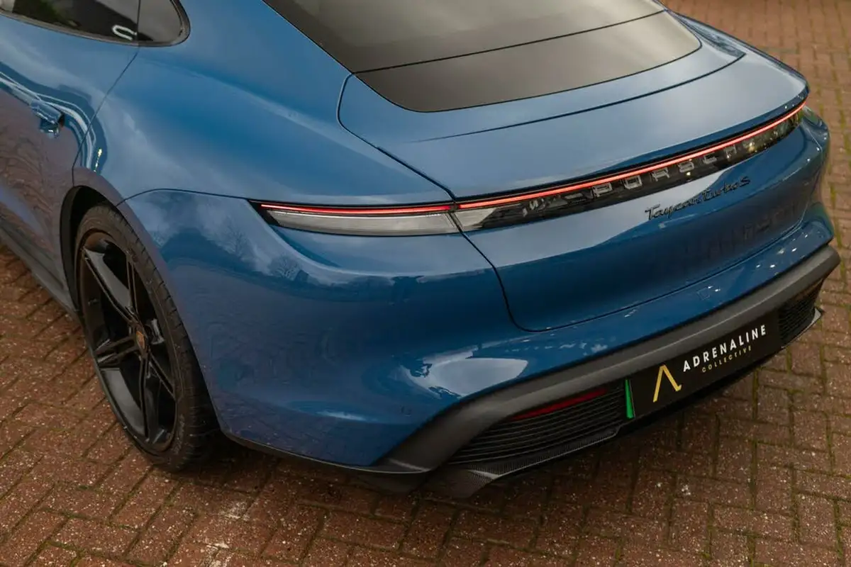 2021-porsche-taycan-e-turbo-s-big-11
