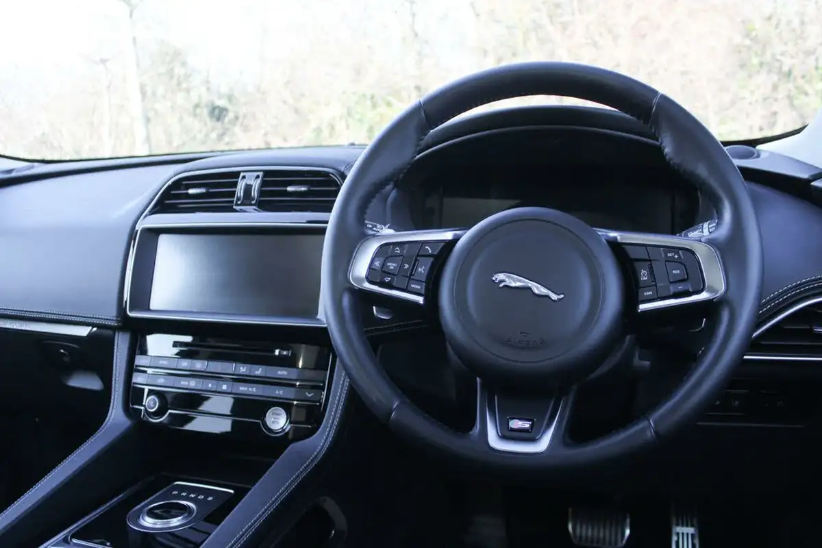 2017-jaguar-f-pace-30-v6-sc-s-30-big-8