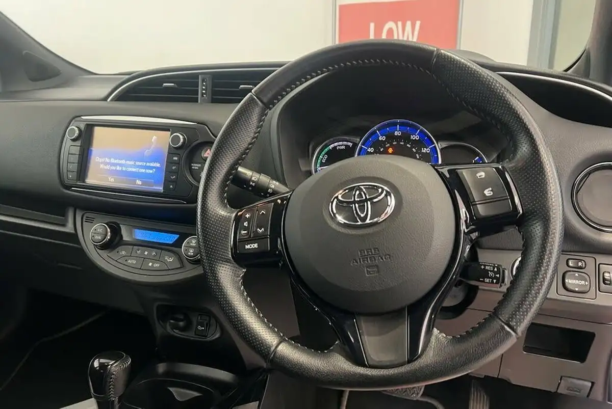 2017-toyota-yaris-15-vvt-i-design-bi-tone-hybrid-big-7