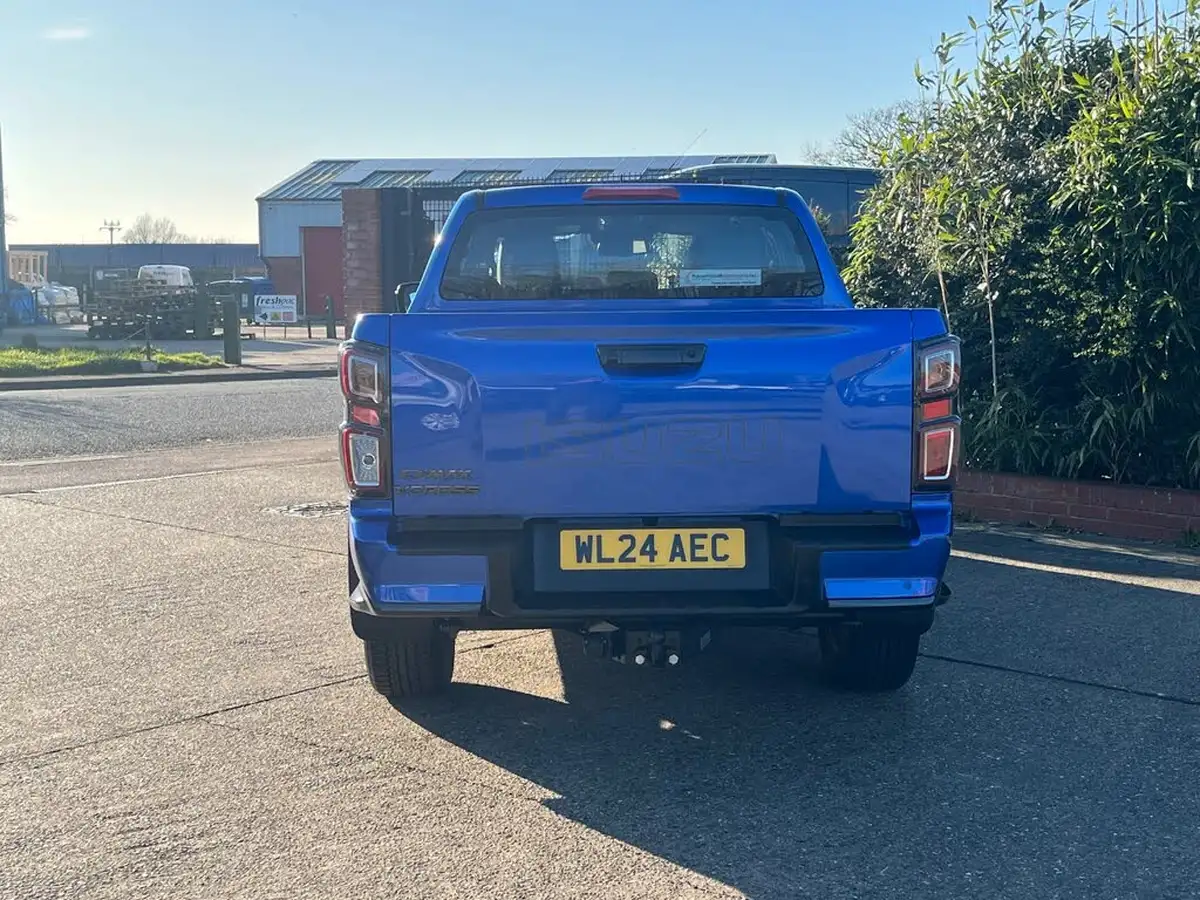 2024-isuzu-d-max-19td-v-cross-steel-edition-auto-big-3