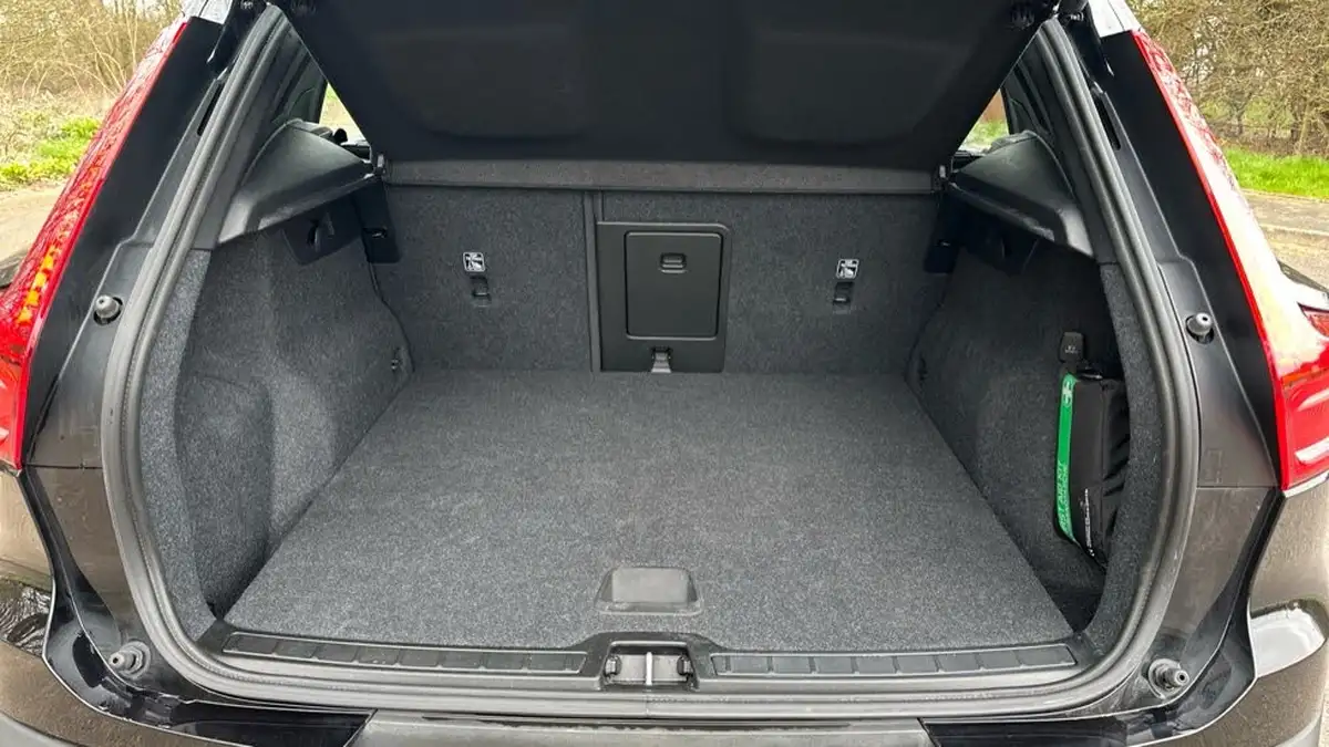 2023-volvo-xc40-20-b3-core-big-16