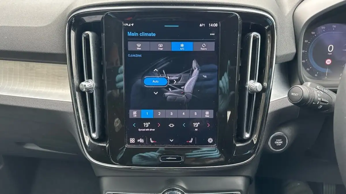 2023-volvo-xc40-20-b3-core-big-44