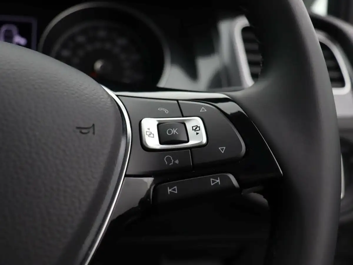 2018-volkswagen-golf-20tdi-se-nav-hatchback-5d-big-26