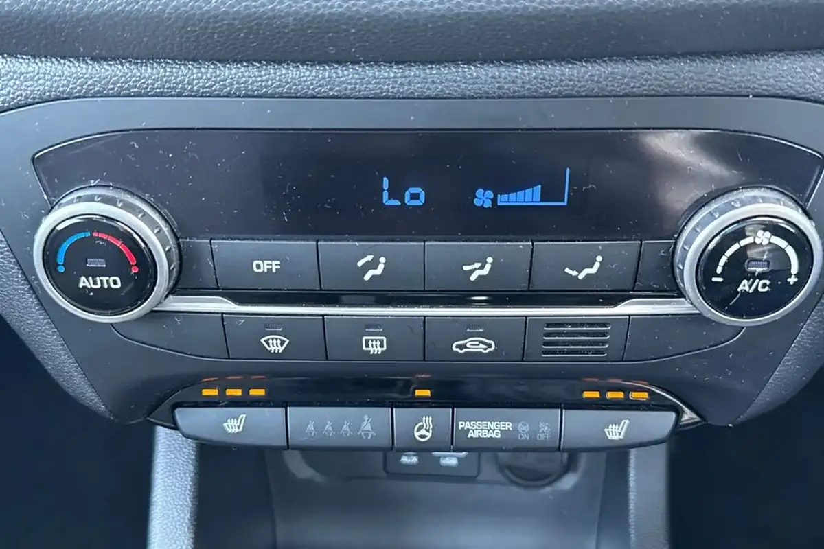 2017-hyundai-i20-12-premium-se-nav-big-21