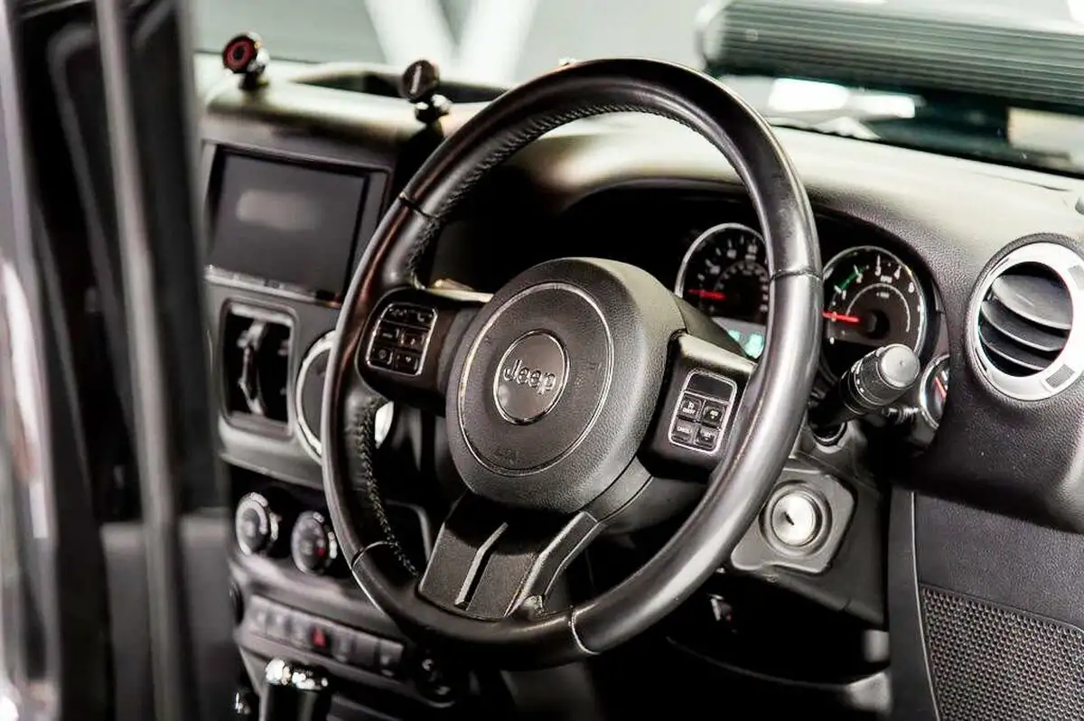 2016-jeep-wrangler-36-overland-5d-big-28