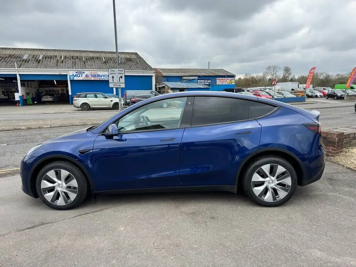 2022-tesla-model-y-e-long-range-big-4