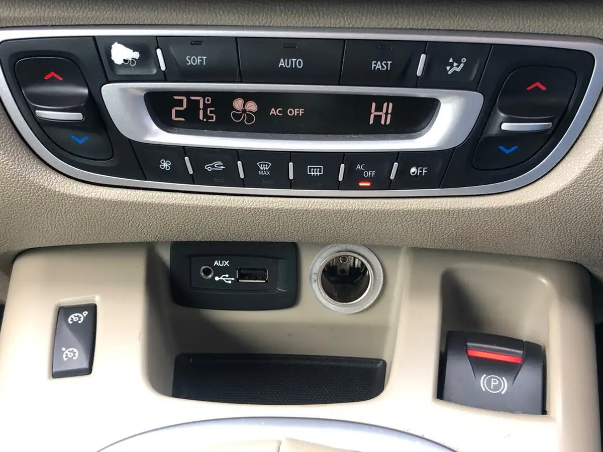 2010-renault-scenic-15td-privilege-tom-tom-big-9
