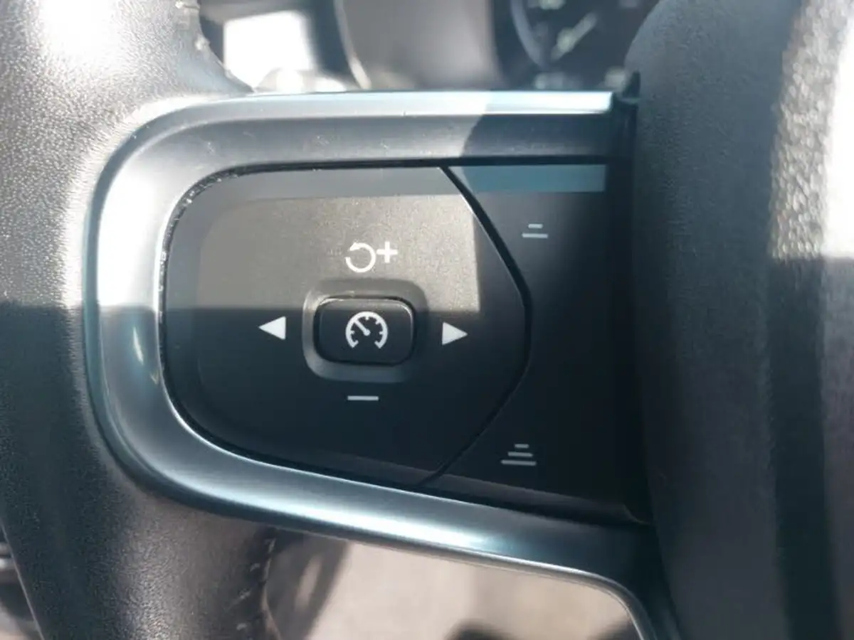 2021-volvo-xc40-15-t3-momentum-163bhp-big-15