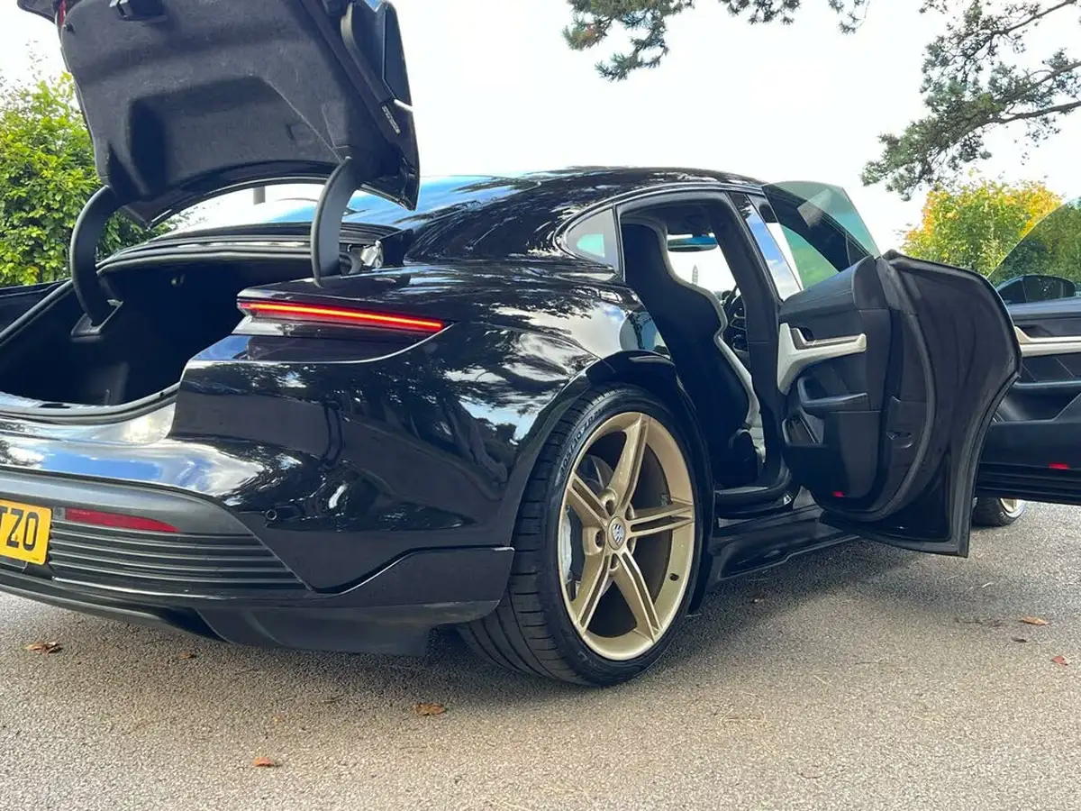 2020-porsche-taycan-e-turbo-big-19