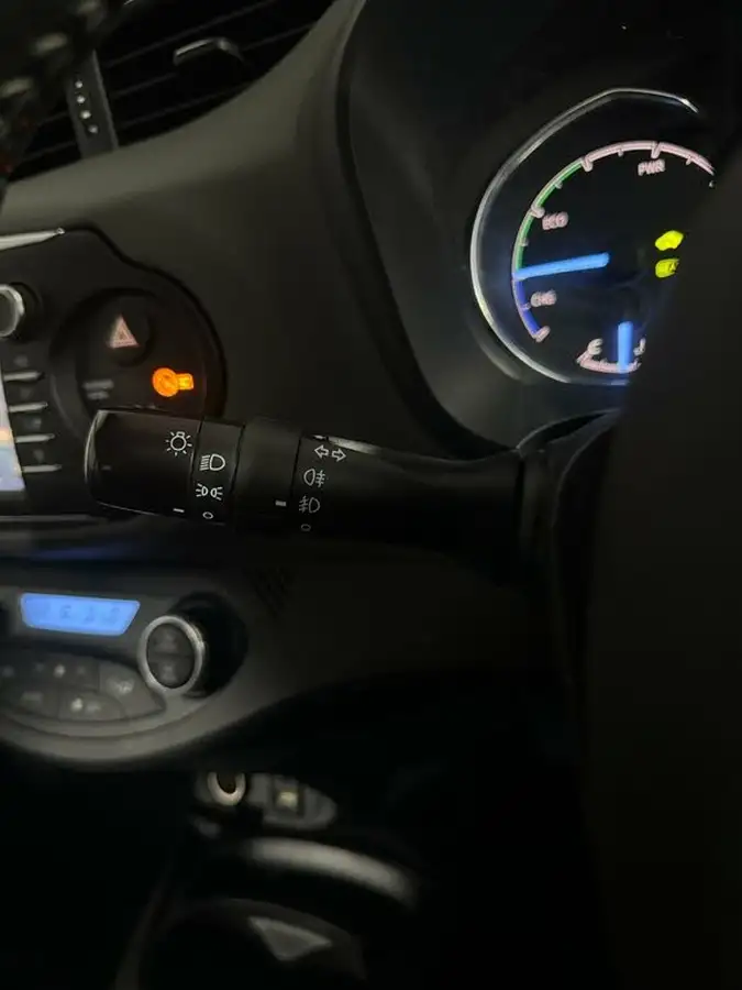2020-toyota-yaris-15-vvt-i-icon-98bhp-hybrid-1497cc-e-cvt-big-17