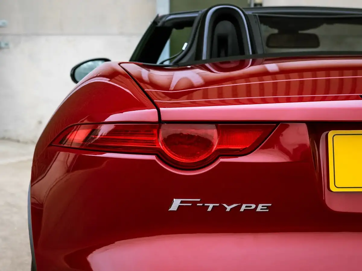 2013-jaguar-f-type-50-s-big-24