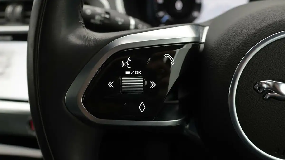 2022-jaguar-i-pace-ev400-black-big-24