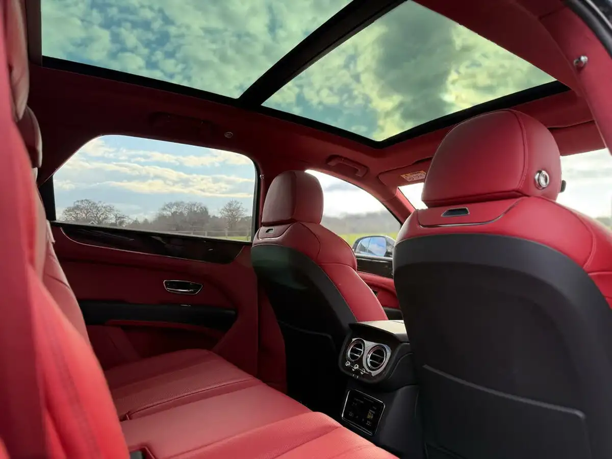 2022-bentley-bentayga-40-v8-big-28