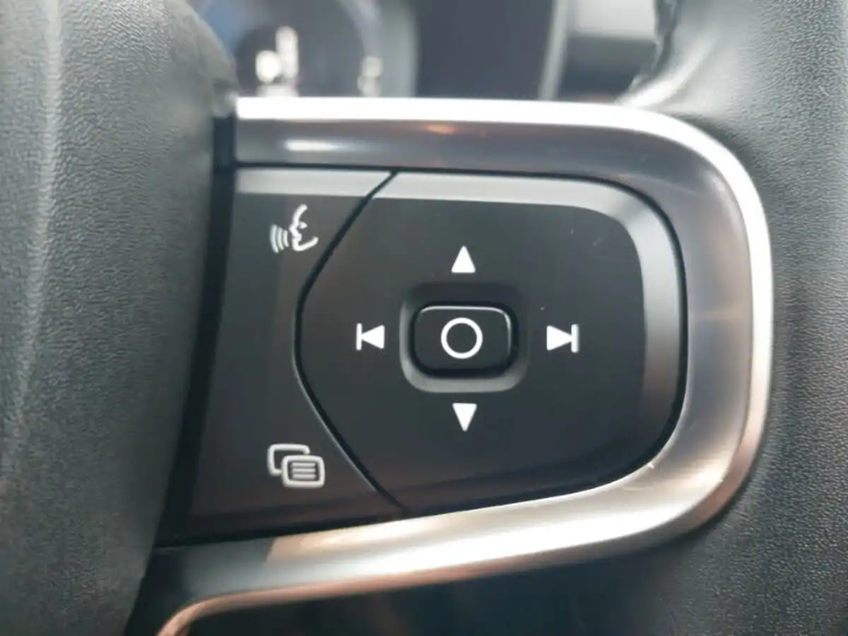 2022-volvo-xc40-15-t4-inscription-expression-big-13