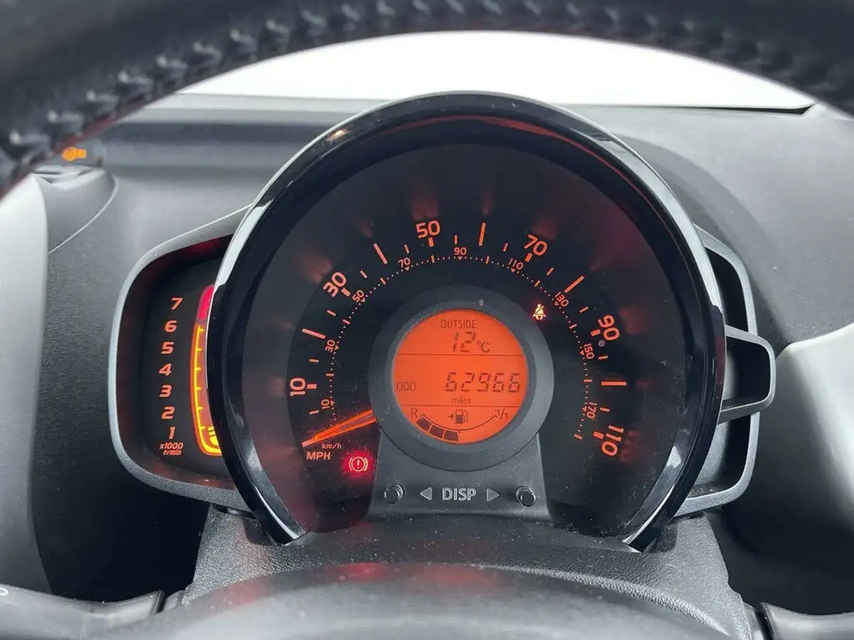 2016-toyota-aygo-10-vvt-i-x-play-68bhp-5d-big-36