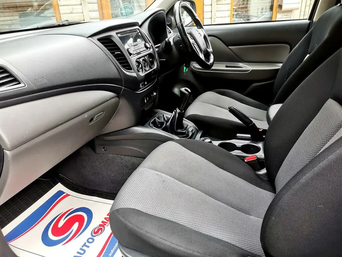 2018-mitsubishi-l200-24di-d-4life-eu6-double-pickup-big-9
