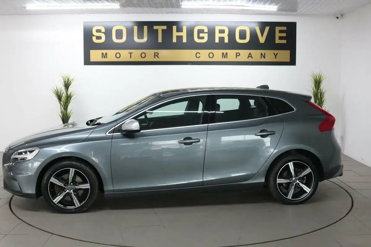 2018-volvo-v40-15-t2-r-design-big-8