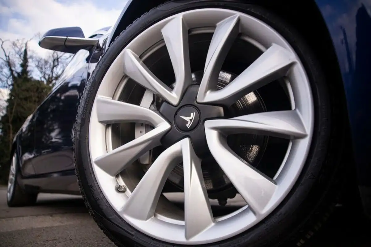 2020-tesla-model-3-e-long-range-big-34