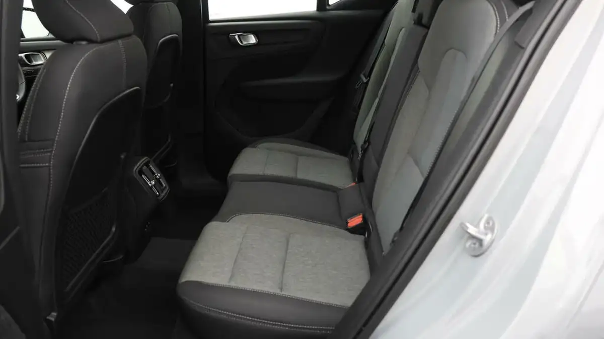 2023-volvo-xc40-20-b3-plus-big-15