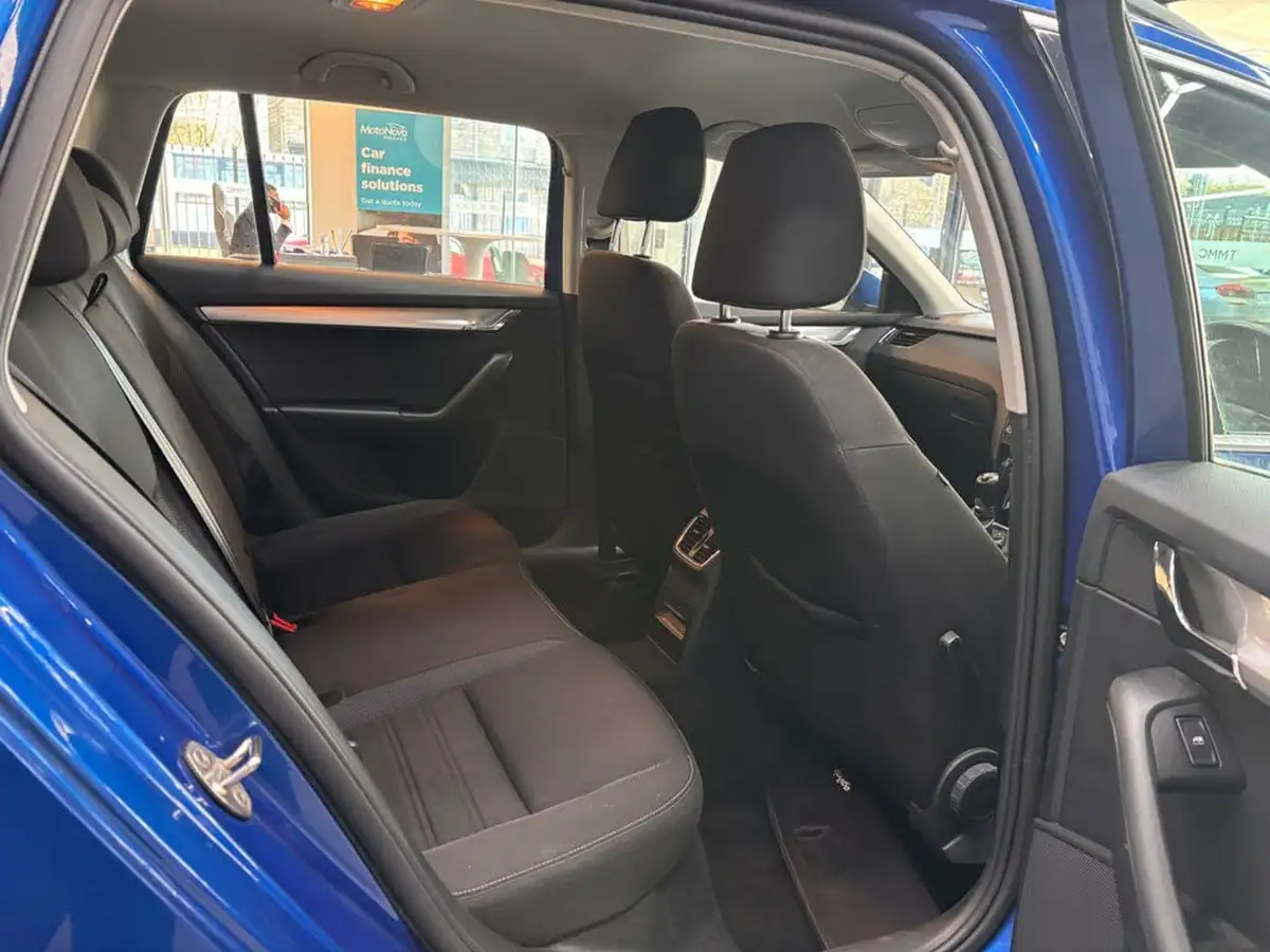 2019-skoda-octavia-16tdi-se-technology-estate-big-20