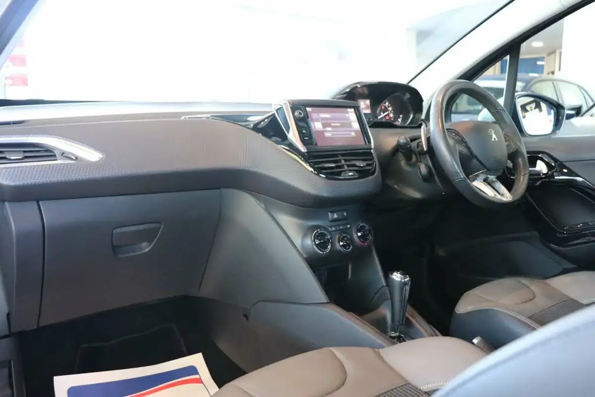2017-peugeot-208-12-puretech-active-82bhp-ss-3d-etg5-big-33