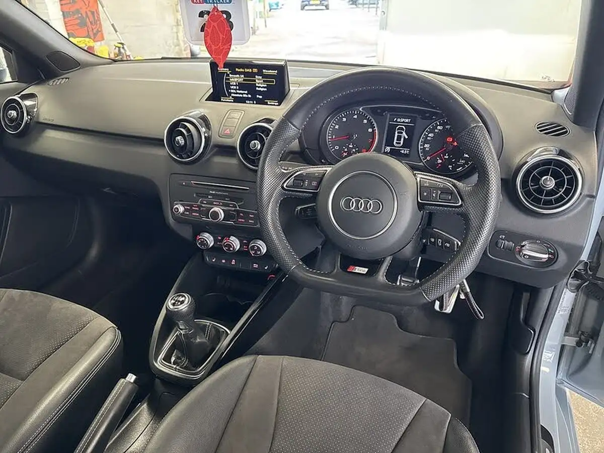 2017-audi-a1-14-tfsi-black-edition-hatchback-3d-big-10