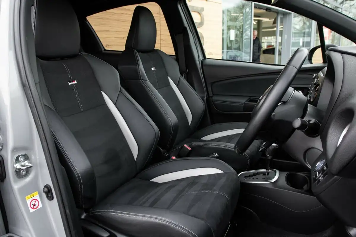 2019-toyota-yaris-15-vvt-i-gr-sport-big-28