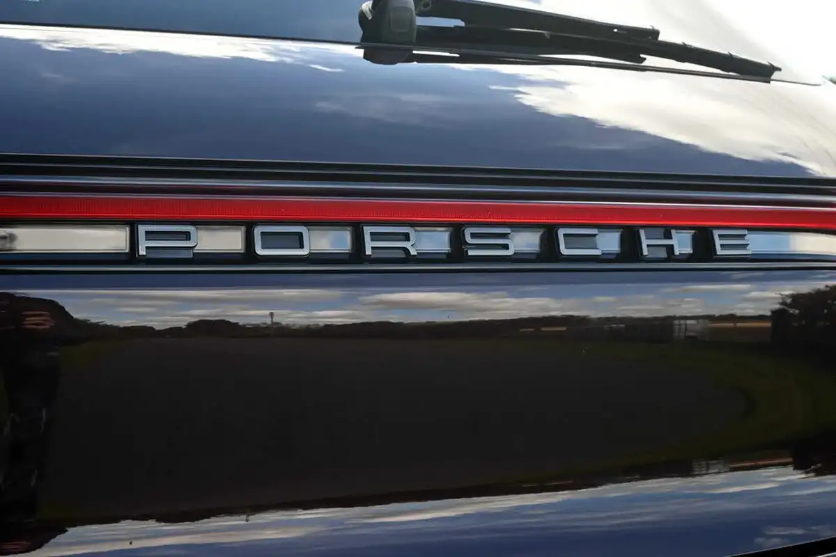 2023-porsche-macan-20-big-15