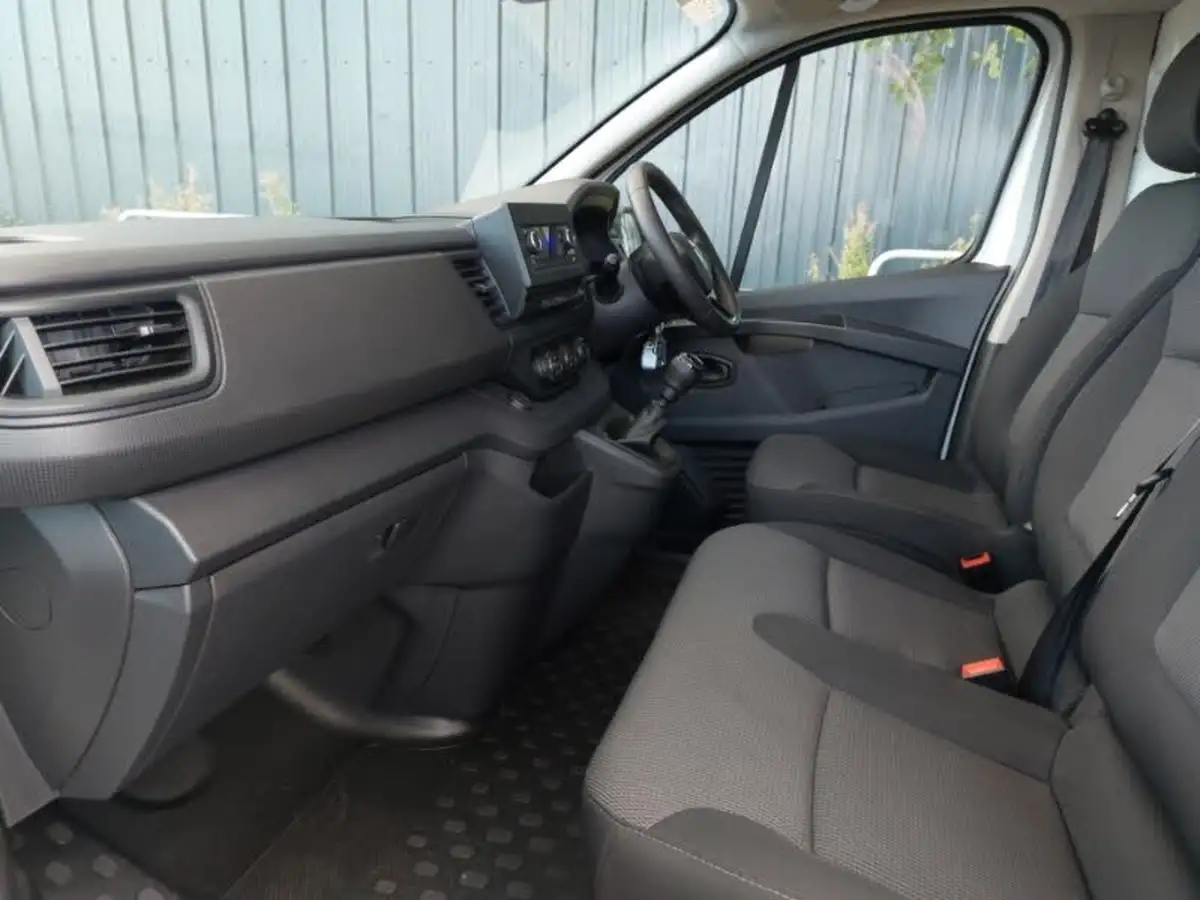 2022-renault-trafic-20dci-ll30-130-business-panel-big-4