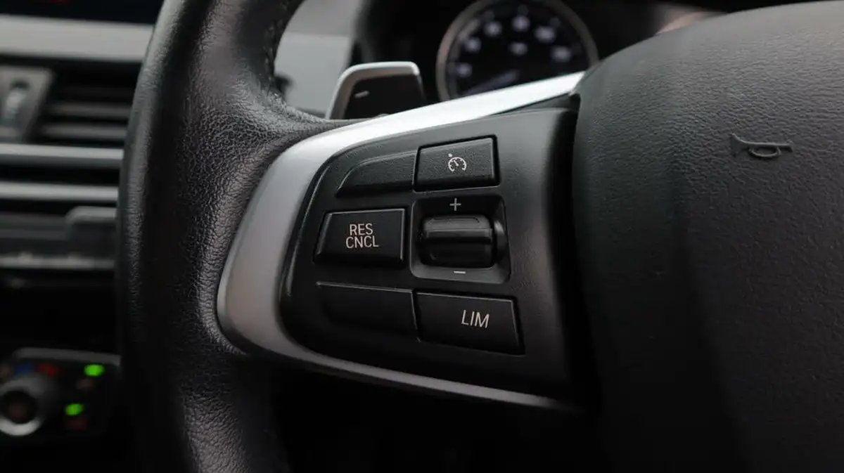 2021-bmw-x1-20-sdrive20i-xline-big-24