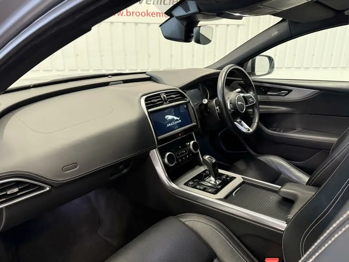 2019-jaguar-xe-20d-r-dynamic-s-big-10