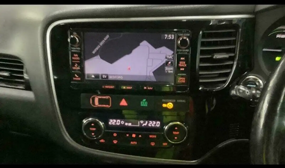 2015-mitsubishi-outlander-20-gx4h-phev-big-6