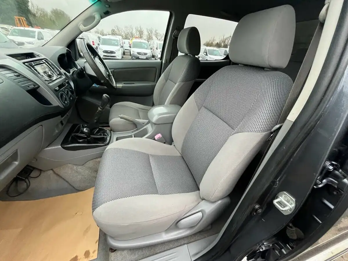 2011-toyota-hi-lux-25td-hl3-big-11