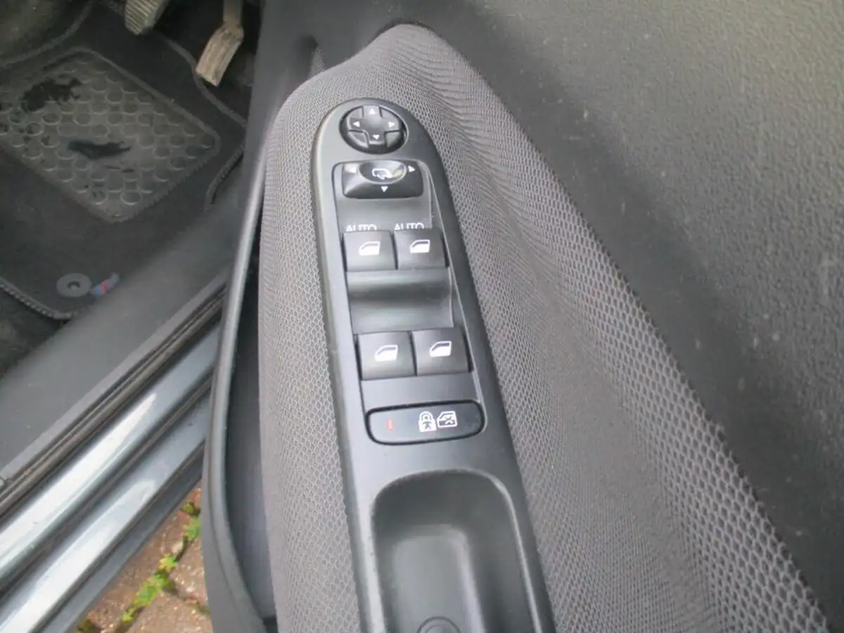 2016-citroen-c3-picasso-12-puretech-platinum-big-35