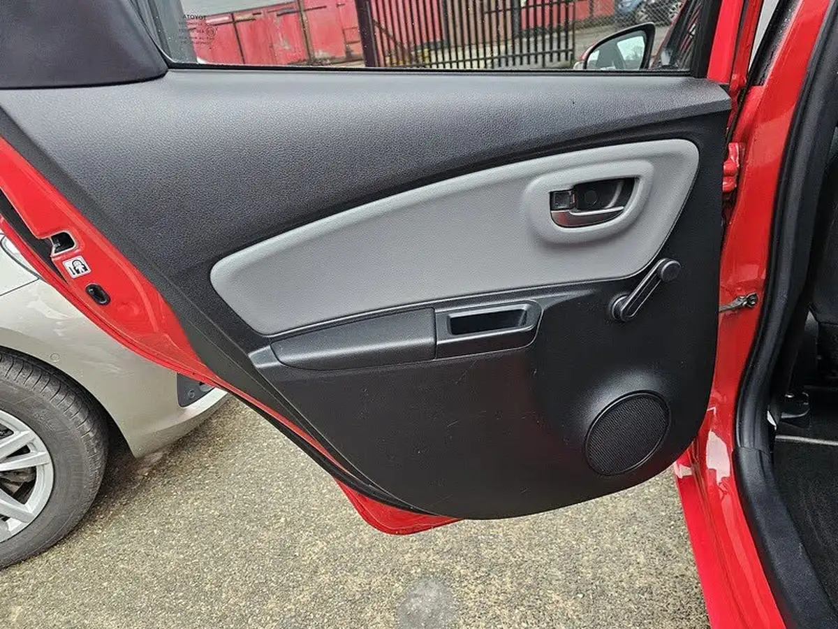 2016-toyota-yaris-133-icon-vvt-i-5d-cvt-big-26
