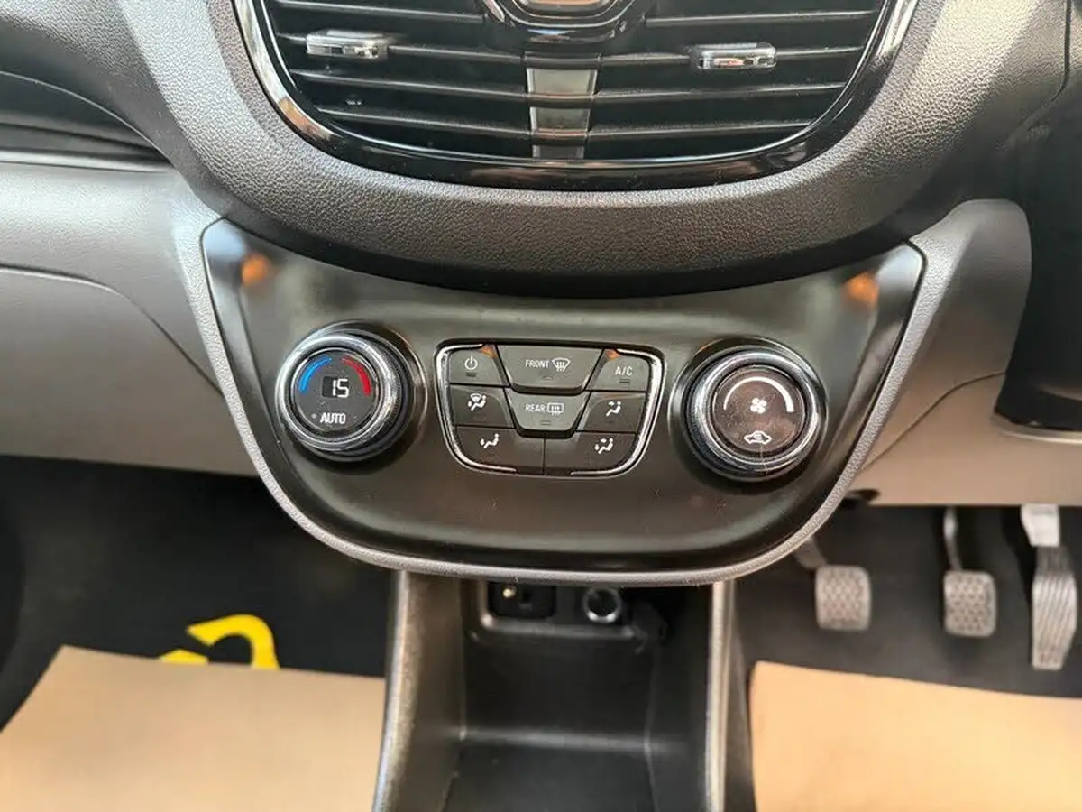 2015-vauxhall-viva-10i-sl-big-8
