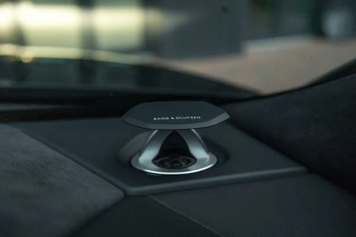 2021-lamborghini-urus-40-no-trim-big-53